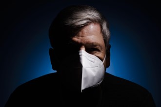 A man wears an FFP2 protective mask. Berlin