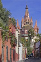 Calle Aldama in the city San Miguel de Allende and its neo-Gothic parish church La Parroquia de San Miguel Arcangel