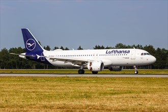 A Lufthansa Airbus A320 with the registration D-AIZG at Hamburg Airport