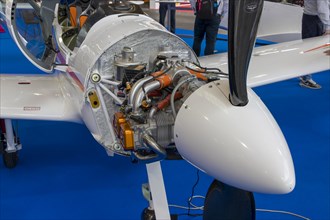 Aircraft engine with propeller and without canopy
