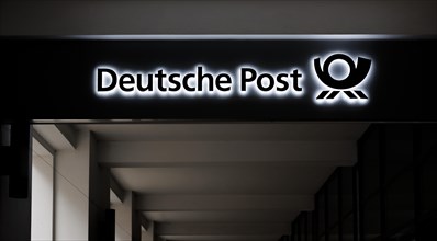 The lettering of the Deutsche Post company at its location in Berlin. 04.02.2022.
