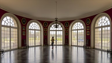 Window front in the lower oval hall