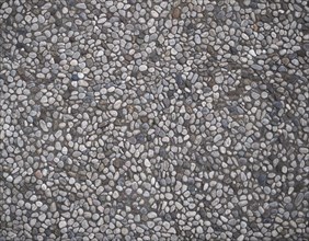 Concrete and pebble tiles floor