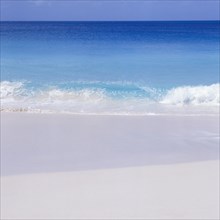 Weisser Sandstrand und blaues Meer