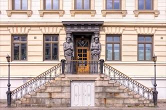 Main entrance and front door of the historic Thamska Huset at Norra Hamngatan 6