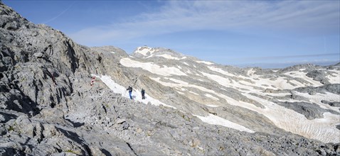 Mountaineers climbing the Hochkoenig