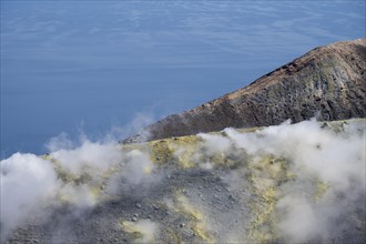 Sulphur fumaroles on the crater rim