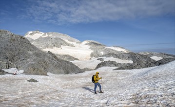 Mountaineers climbing the Hochkoenig in a snowfield