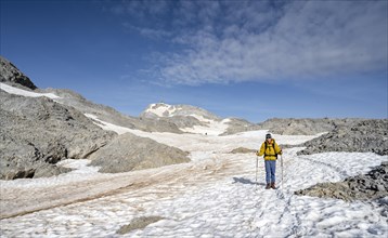 Mountaineers climbing the Hochkoenig in a snowfield