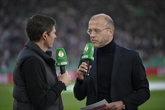Sports presenter Patrick Wasserziehr in interview Microphone Logo Coach Coach Oliver Glasner Eintracht Frankfurt SGE SKY