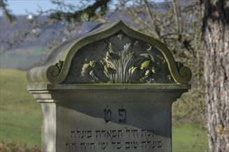 Jewish symbol on a gravestone