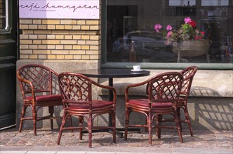 Table and chairs in front of the cafe at Norra Hamngatan 12