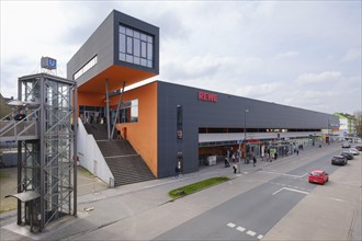 Commercial building at Hoerde station