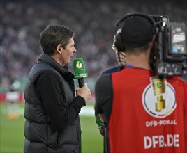 Coach Oliver Glasner Eintracht Frankfurt SGE in interview microphone logo TV camera