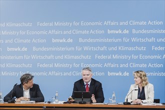(L-R) Robert Habeck (Buendnis 90 Die Gruenen), Federal Minister for the Economy and Climate