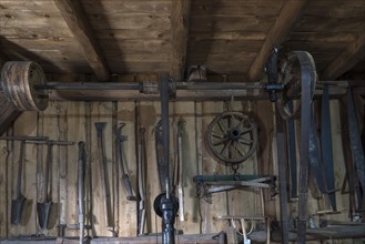 Transmission in an old carpenter's workshop