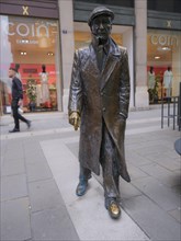 Statue of the writer Umberto Saba