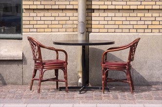 Table and chairs in front of the cafe at Norra Hamngatan 12