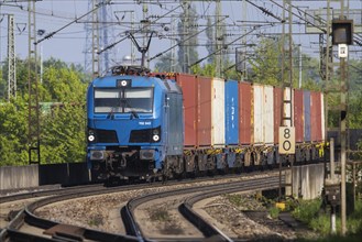 Goods train with containers