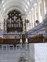 Choir room and organ