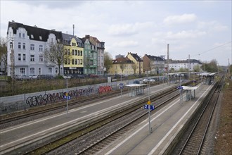 Empty platforms at Hoerde station