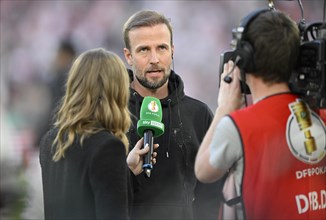 Coach Sebastian Hoeness VfB Stuttgart interview microphone logo sports presenter Nele Schenker SKY TV camera