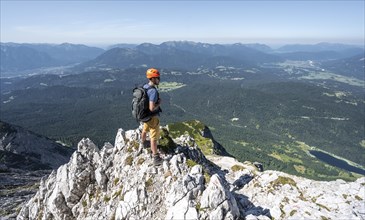 Mountaineers climbing the Obere Wettersteinspitze