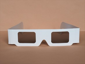 Disposable polarised glasses