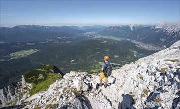 Climbers ascending the Obere Wettersteinspitze