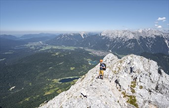 Mountaineers climbing to the Upper Wettersteinspitze