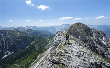 Mountaineer on the ridge of the Hoher Brett