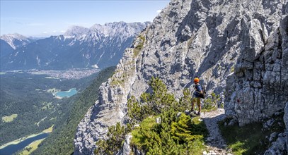 Mountaineers climbing the Upper Wettersteinspitze