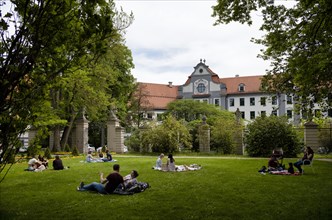 People enjoying the warm weather and relaxing in the Hofgarten
