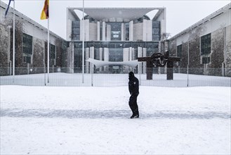 A policeman stands in front of the Federal Chancellery in front of the federal-state agreement on the further procedure of the Corona restrictions