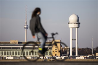 People stand out on Tempelhofer Feld in spring weather in Berlin