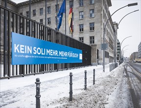 Snow in front of the main entrance of the Federal Ministry of Finance in Berlin. 09.02.2021.