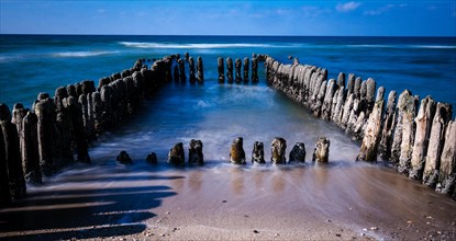 Wooden groynes in the surf on Sylt. Long exposure