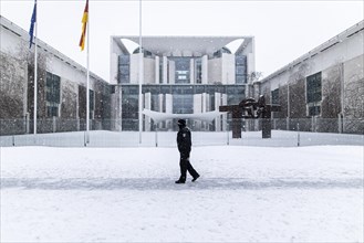 A policeman stands in front of the Federal Chancellery in front of the federal-state agreement on the further procedure of the Corona restrictions