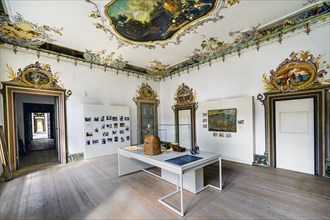 Room with frescoes and beehive