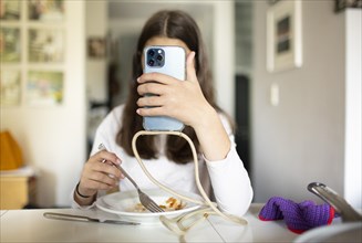 Topic: Eating disorder in adolescents. Smartphone use