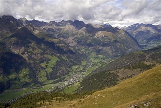 View from the Mohar into the Moelltal valley towards the Grossglockner