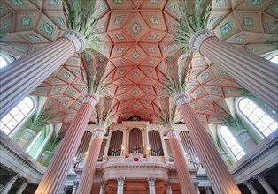 Ceiling vault with organ in the Nikolaikirche