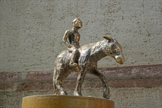 Ringelnatz Stele The Golden Rider by artist Jana Beerhold