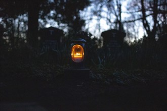 Topic: Grave light at the cemetery.
