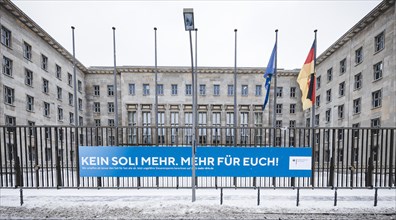 Snow in front of the main entrance of the Federal Ministry of Finance in Berlin. 09.02.2021.