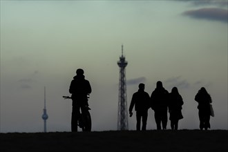 Five people stand out in front of the city view of Berlin