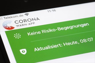 The words No Risk Encounter of the Corona warning app are displayed on a smartphone. Berlin
