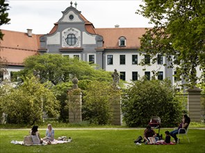 People enjoying the warm weather and relaxing in the Hofgarten