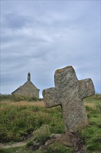 Stone cross and the Saint-Samson chapel at Landunvez