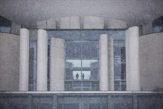 Two people stand out in the Federal Chancellery in front of the Federal-Laender on the further procedure of the Corona restrictions